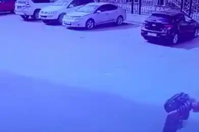 Своровал и перекрестился: в Нур-Султане мужчина обокрал церковь - видео