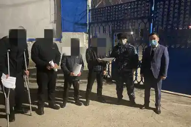 В Шымкенте по амнистии вышли на свободу первые заключенные