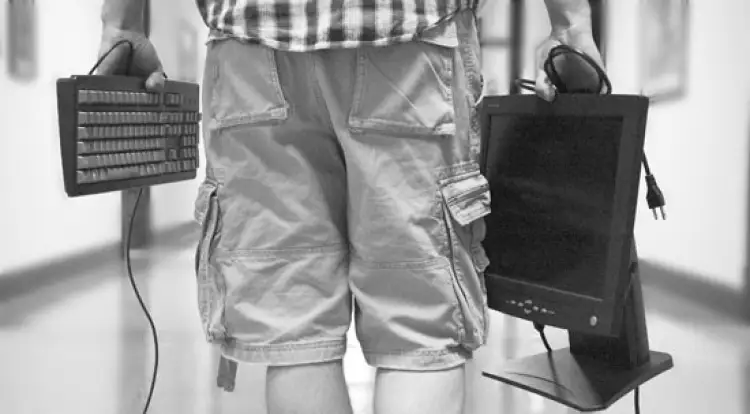 В Шардаре мужчина украл компьютер из больницы и оставил его под залог в продмаге