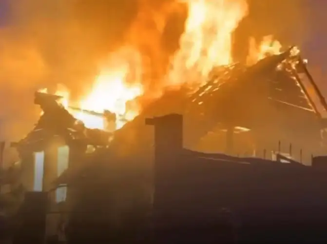 В Алматы из-за пожара в бане могут загореться жилые дома