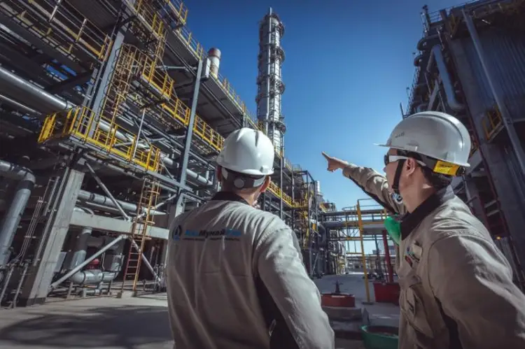 ВСе три казахстанских НПЗ не остановлены - Минэнерго