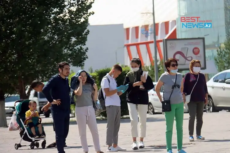 Казахстанцев обязали носить маски постоянно
