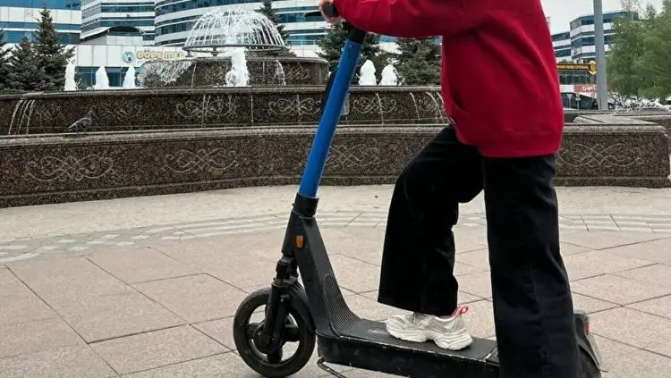 В МВД Казахстана нашли способ устанавливать личность нарушителей ПДД на самокатах