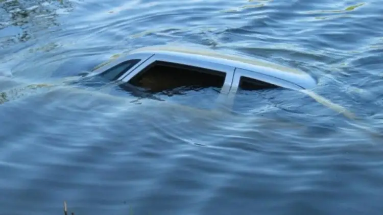 Один парень спасся, девушку унесло течением - жуткие подробности ДТП в Семее