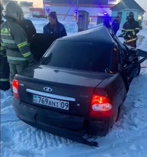 В Караганде «Лада Приора» выехала на рельсы и попала под тепловоз