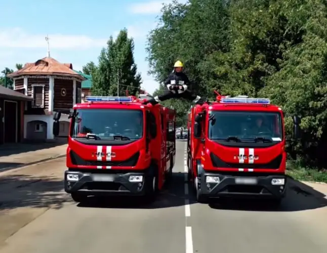 Пожарный из Уральска сделал опасный шпагат в стиле Ван Дамма