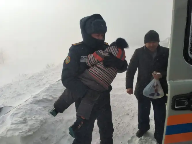 За сутки на автодорогах эвакуировали 132 человека - фото, видео