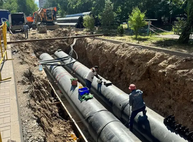 В Алматы заменили не менявшийся 50 лет трубопровод