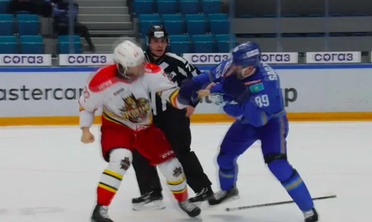 Сагадеев подрался с Мёрфи во втором периоде матча Барыс - КРС