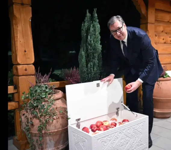 Президент Казахстана привез главе Сербии яблоки