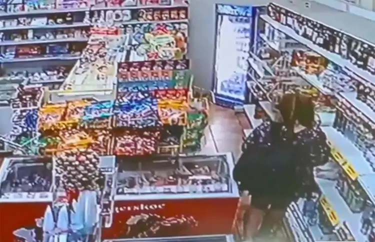 Две девушки украли виски в магазине и попали на видеокамеру – видео