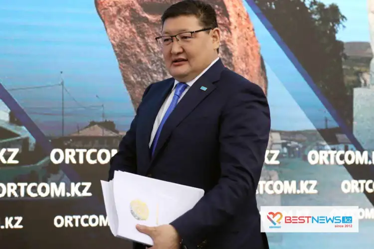 Аким Берик Уали выступает на брифинге в Астане 