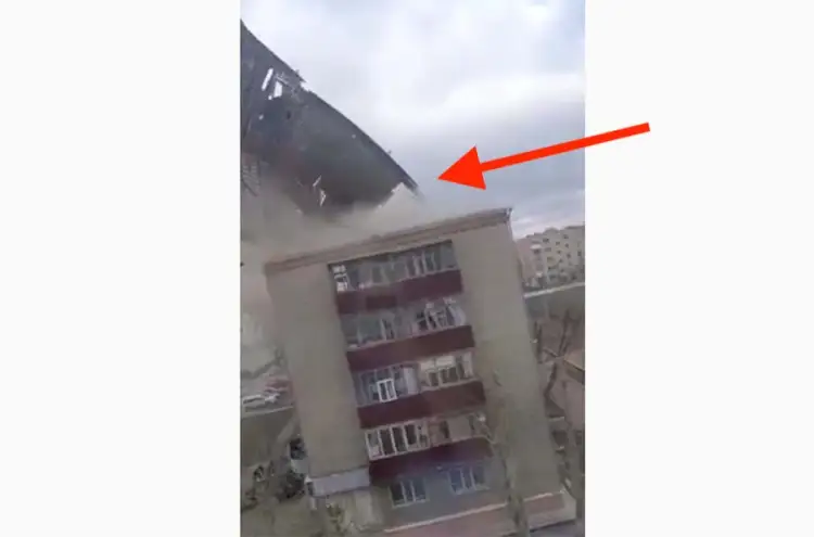 Казахстан в шоке: в Кокшетау ветер сорвал крышу с дома