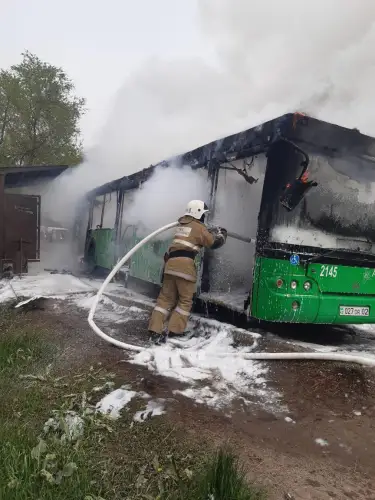 В Алматы пожарные за 7 минут потушили горевший автобус – фото, видео