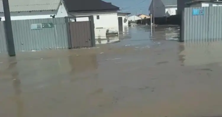 Жителей Кульсары эвакуируют в Атырау на поезде