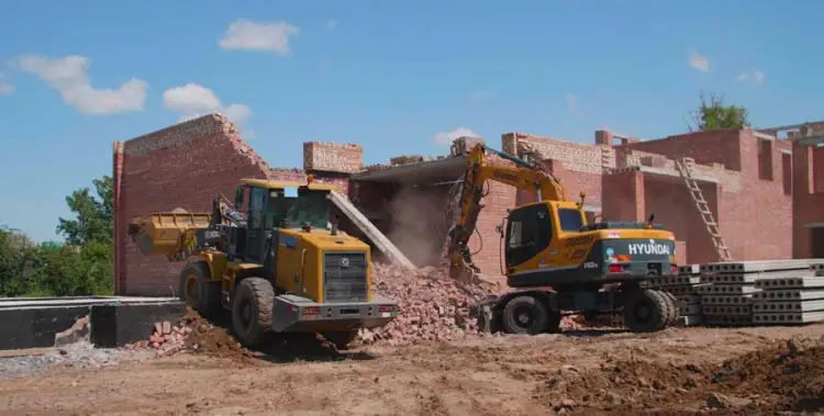 В Астане пустили под бульдозеры незаконный объект