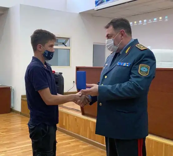 Детям и родным погибших под Таразом пожарных вручили госнаграды