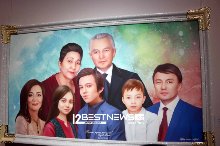 Детская колыбель, семейный портрет, костюмы - что показывают на первой выставке Димаша Кудайбергена