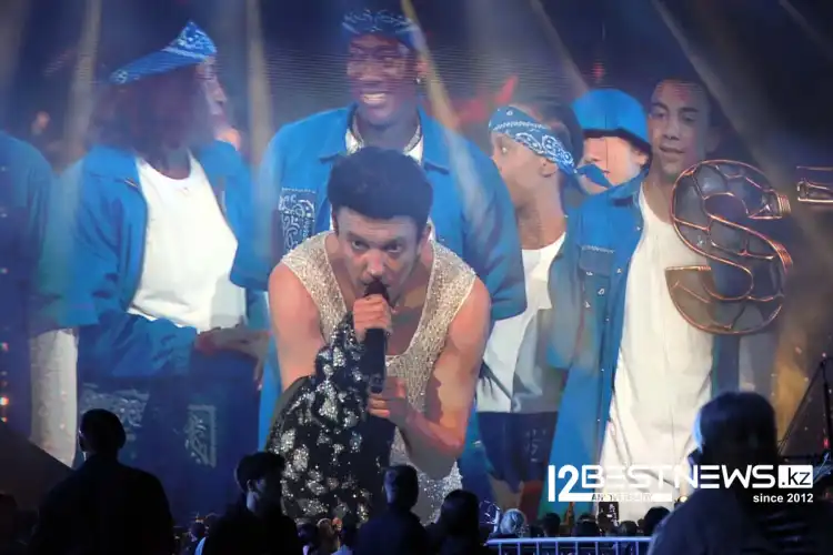 Димаш взлетал над сценой и много говорил со зрителями – отчет с концерта в Астане