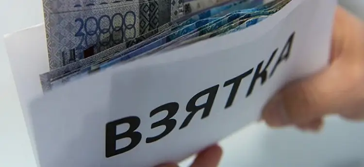 Директора школы подозревают в получении взятки за выбор поставщика питания