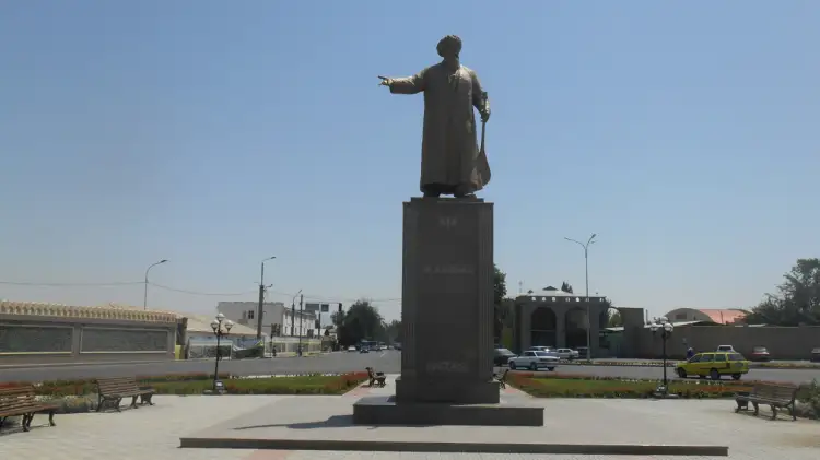 Лучше бы туалетами в школах занялись:  в Таразе перенесут памятник Жамбылу Жабаеву