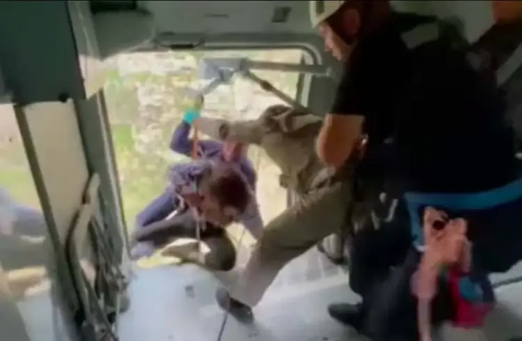 Спасатели нашли троих туристов, поиски четверых продолжаются в Туркестанской области