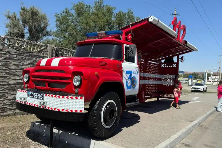 В Таразе установили остановку в виде кабины пожарного автомобиля