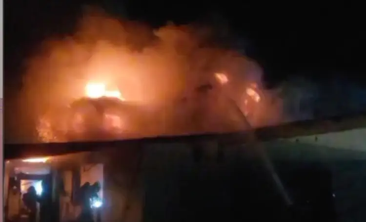 В Темиртау пожарные предотвратили взрыв при пожаре в частном доме