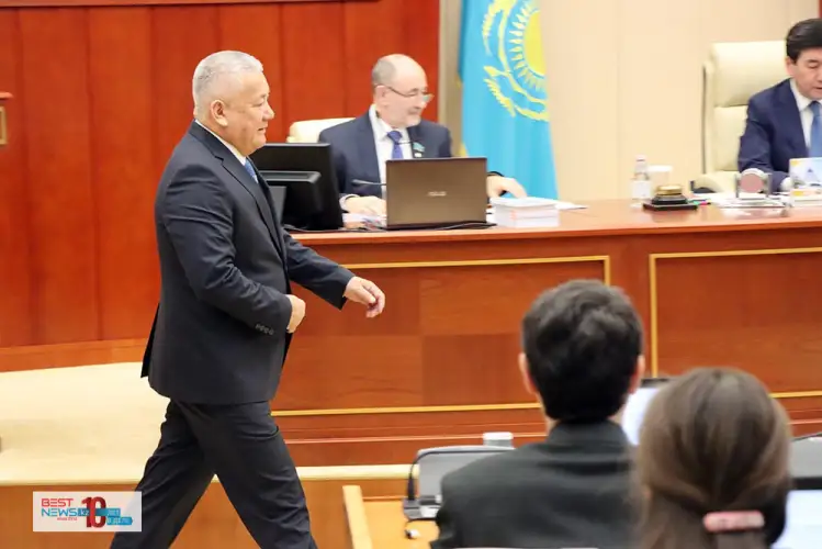 Новый депутат Мажилиса принёс присягу - фото