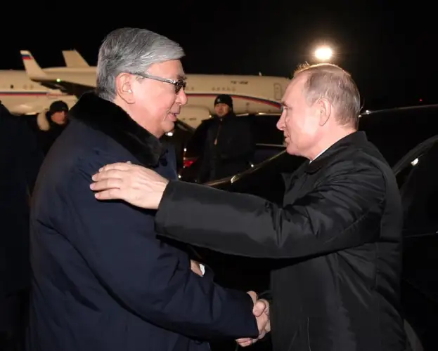 Путин лично проводил Токаева в аэропорту Омска