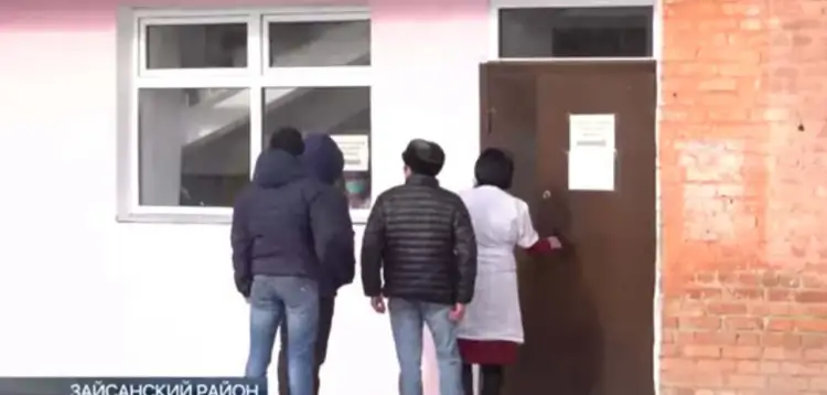 СМИ: жители двух сёл в ВКО вышли на митинг из-за слухов о приезде зараженных коронавирусом людей