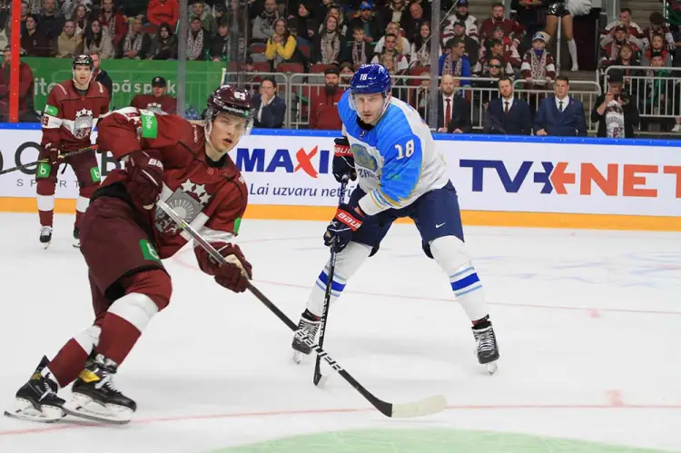 Сборная Казахстана снова пропустила пять шайб в матче с Латвией