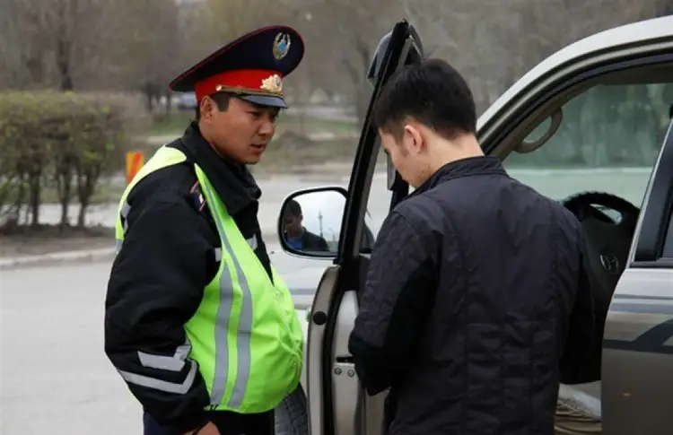 Токаев поручил отменить штрафы водителям за забытые дома права