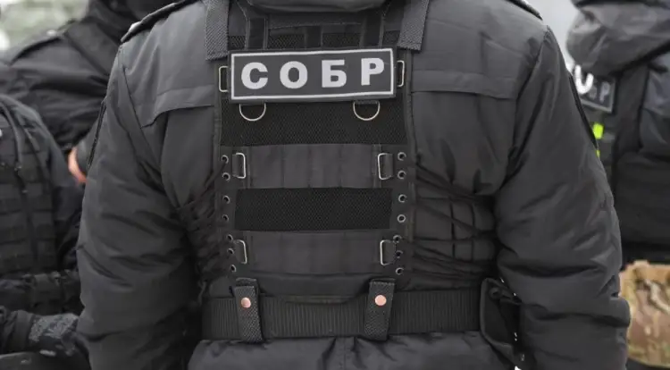 Подозреваемого педофила в Сатпаеве переодели в форму бойца СОБР