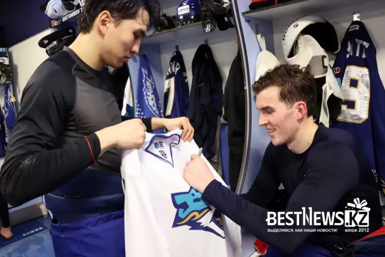 Прощальная раздевалка "Барыса" - как хоккеисты прощались с сезоном и с друг другом