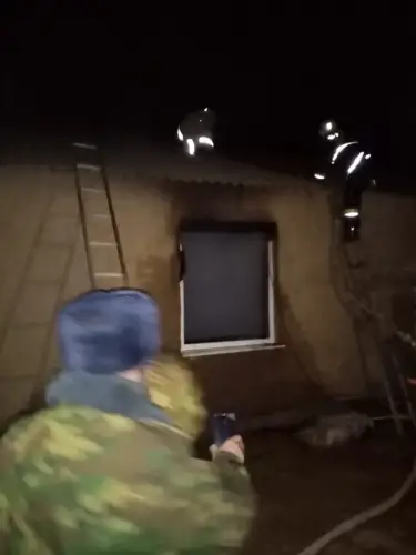 В ЗКО 16-летняя девочка вынесла из огня троих детей, их мать скончалась