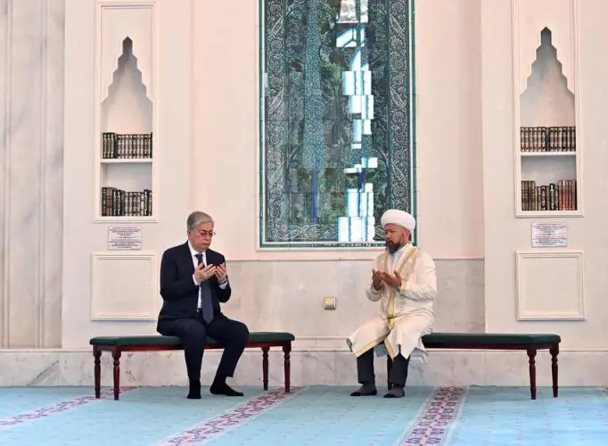 Президент Казахстана посетил мечеть в Нур-Султане