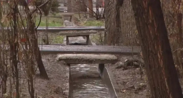 В Алматы продолжают очистку арыков после дождей