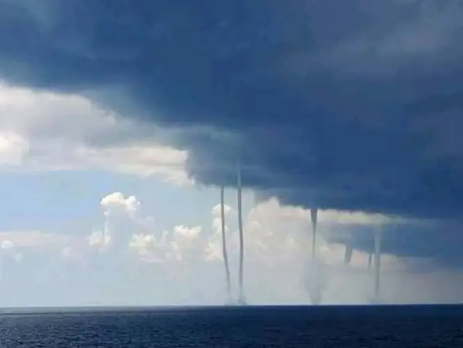 Водяные смерчи над Каспием засняли очевидцы