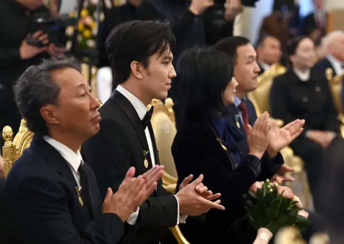 Димаш Кудайберген пришел в Акорду в смокинге и новой причёске