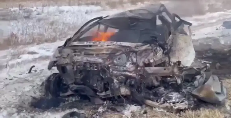 После лобового столкновения в Костанайской области сгорели оба автомобиля – видео