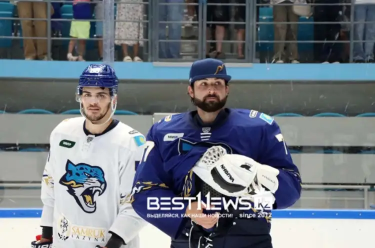 Болельщики обсуждают видео с непривычным жестом вратаря "Барыса" 