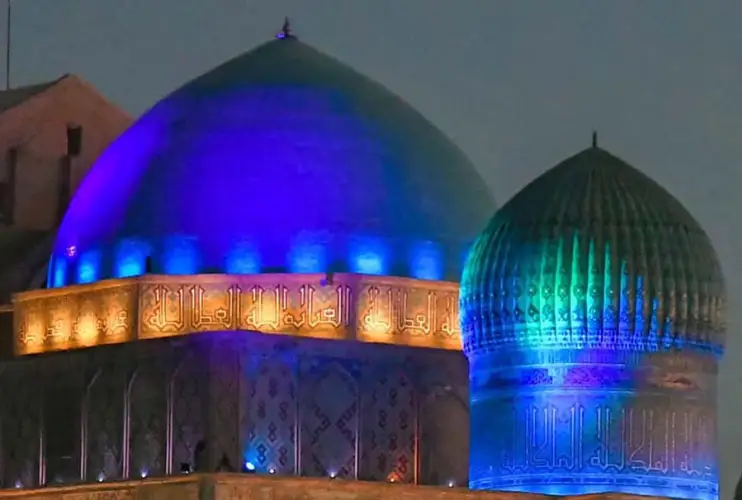 Казахстанцы заспорили после ночной подсветки мавзолея Ходжи Ахмеда Ясави в Туркестане