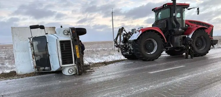 В СКО сельчане помогли водителю опрокинувшегося грузовика
