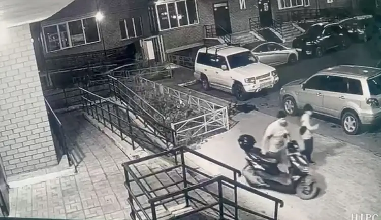 В Астане подростки спокойно угнали мопед и автомобиль