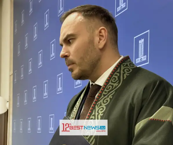 Вице-министр культуры и информации РК Евгений Кочетов пришел к журналистам в стильном шапане