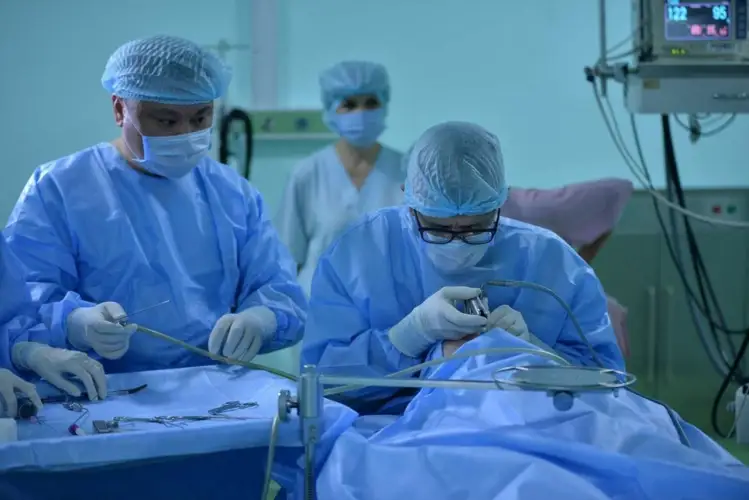 Токаев поручил повысить зарплату медикам