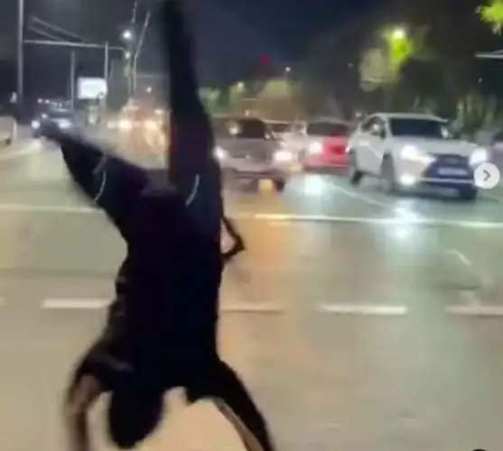 Житель Алматы сделал сальто на «зебре» и был наказан полицией – видео