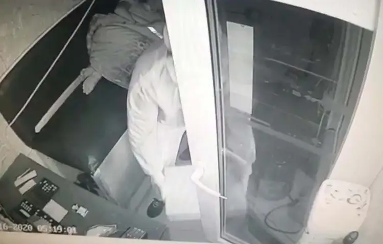 В Нур-Султане вор-рецидивист украл кассу с деньгами на АЗС. Видео