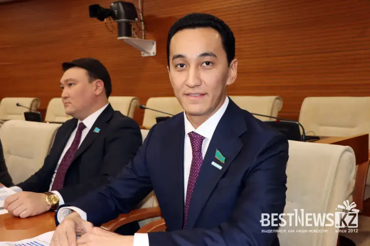 Новый депутат Байтилесов принес присягу в Мажилиса